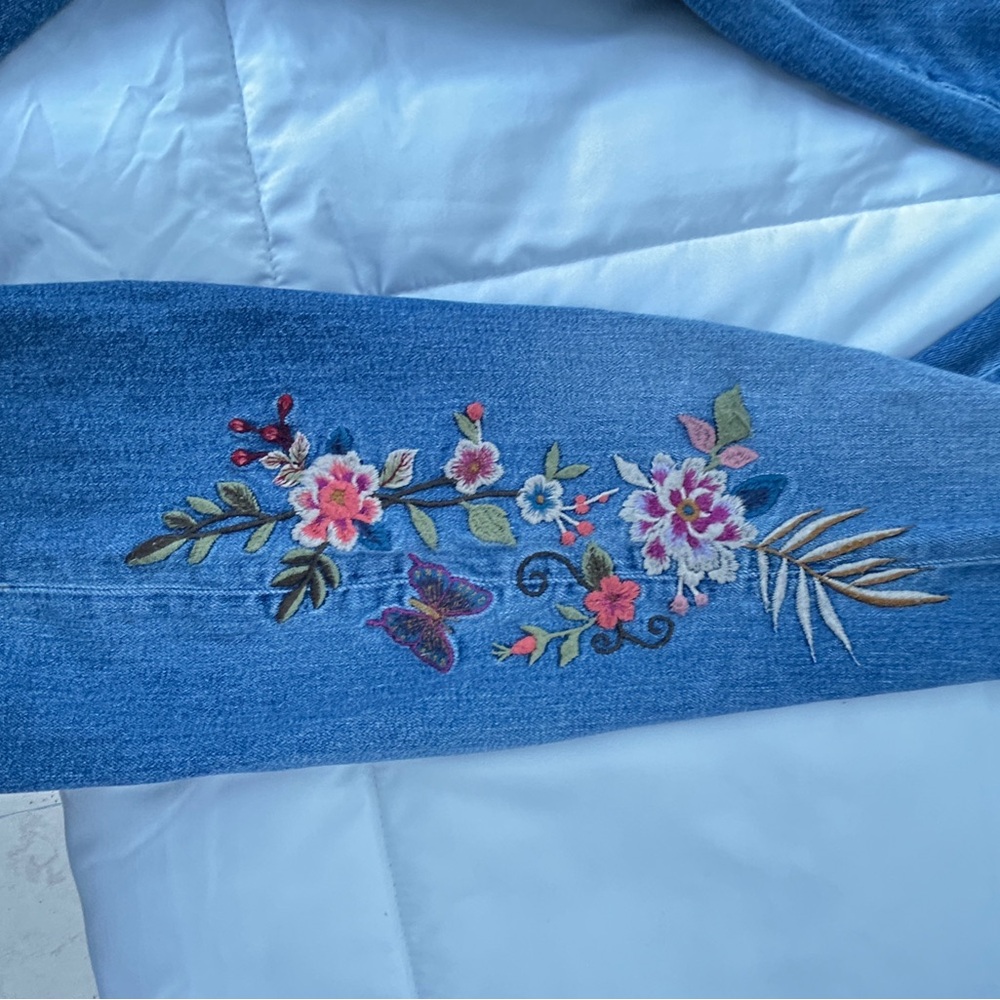 Johnny Was The Crop Baby Boot Blue Jeans  Floral Embroidery Mid Rise Slim Sz 29 - Picture 4 of 11